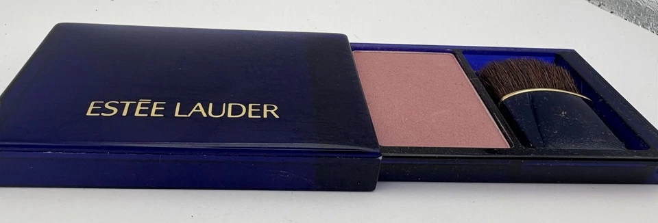 Rubor Estée Lauder Todo el Día 23 Ciruela Natural CheekColor Compacto con Cepillo Foto 2 de 3