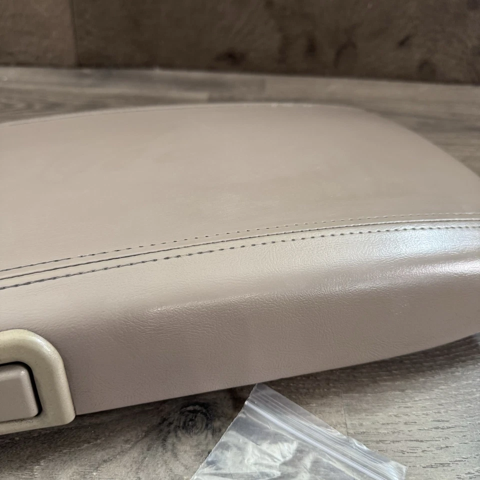 GMC Yukon Denali 2003-2006 consola central reposabrazos tapa beige tostado OEM 19127366 Foto 3 de 4