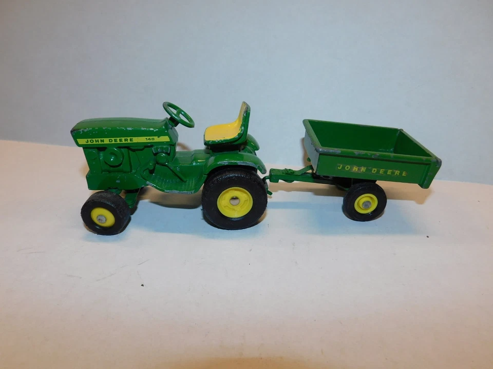 Ertl John Deere 140 L & G tractor 1st model w/ metal steering wheel and trailer - Image 4 of 4