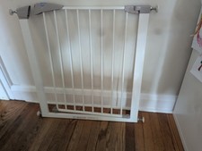 Lindam Sure Shut Axis pressure-fit child safety gate