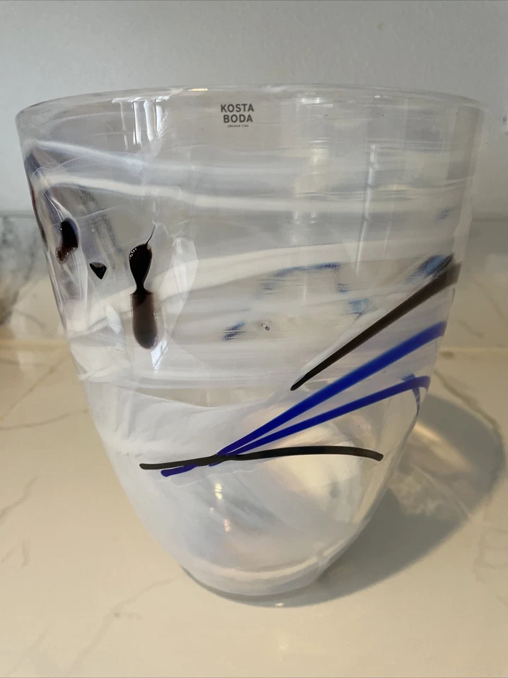 Jarrón Kosta Boda blanco contraste 8X6 pulgadas diseñado por Anna Ehrner Foto 2 de 4