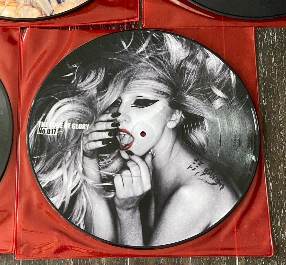 Lady Gaga Born This Way サイン入り缶ケース Lot Detail - Lady Gaga Signed 