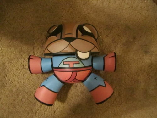 Action figure di designer e Urban Vinyl originale aperti