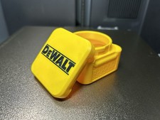 Contenedor DeWALT - Tornillo de bloqueo y caja de almacenamiento de piezas impresa en 3D para herramientas