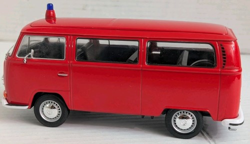 Welly 1972 ‘72 Volkswagen Type 2 Bus 1:24 Scale Red Diecast Damage Windshield - Picture 4 of 5