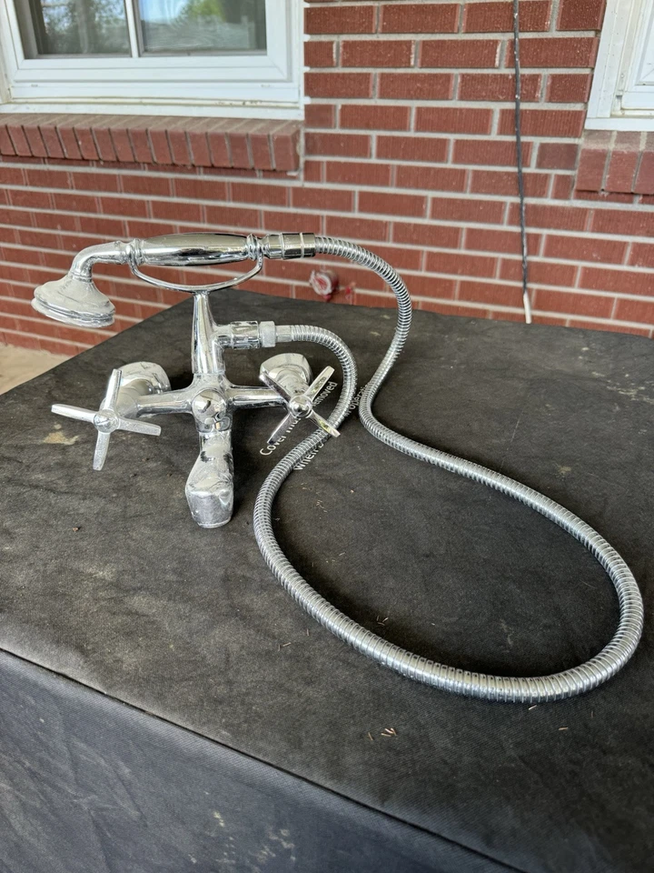 Torneira de banheira Waterworks luxuosa montada na parede com chuveiro de mão - Imagem 4 de 4