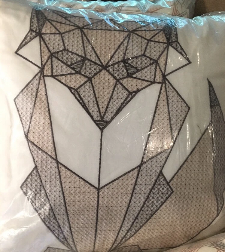 Almohada decorativa cuadrada Foxy spray mar plisado caja Bar III Foxy 18" - Precio de venta sugerido por el fabricante $55 Foto 2 de 3