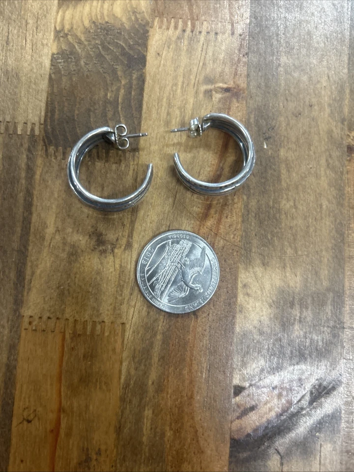 Pendientes de aro James Avery de plata y paladio con respaldo de plata de ley 11,31 G Foto 3 de 4