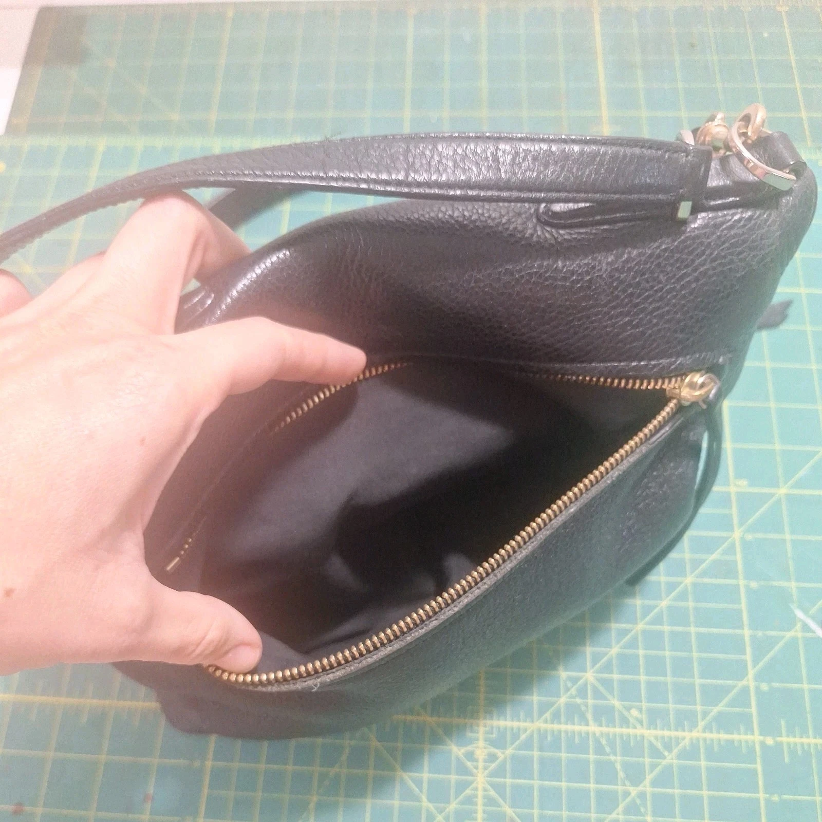 Borsa a tracolla Coach Urbane in pelle nera con ciottoli borsa pieghevole taglia media zip