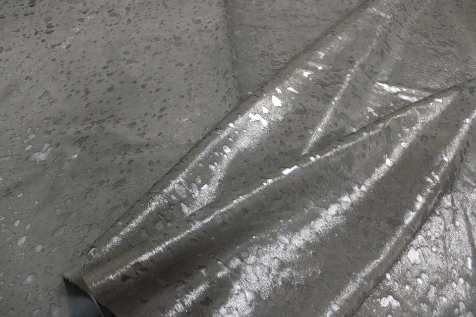 PIEL DE VACA PLATEADA METÁLICA - (XL7'5"x6'5" pies) - Alfombra de cuero de vaca premium Foto 3 de 4