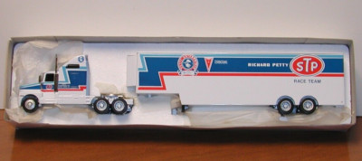 1992 1/64 RACING COLLECTABLES #43 RICHARD PETTY TEAM HAULER STP