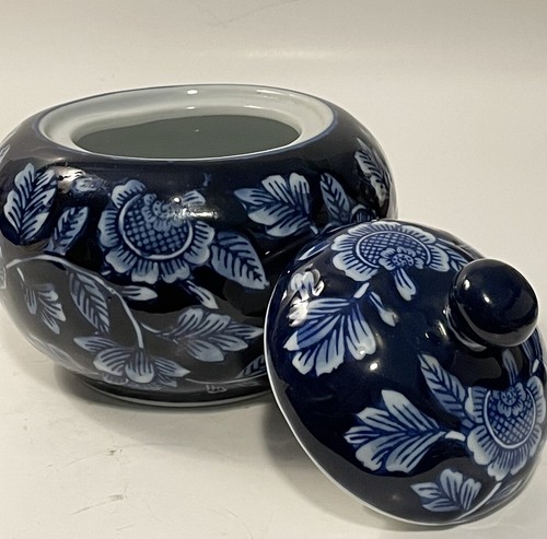 Asian Blue & White Floral Porcelain Lidded Ginger Jar or Sugar Bowl 5.25"H - Picture 3 of 10