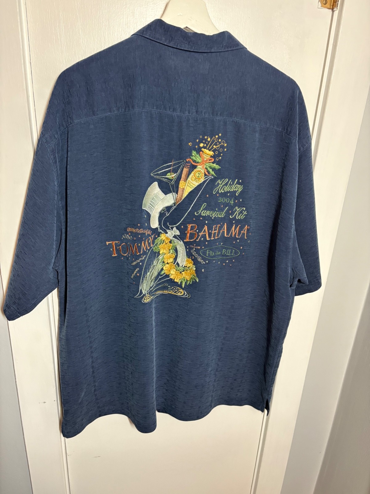 Tommy Bahama Embroidered "2004 Holiday Survival Kit" Silk Unisex SS Shirt XL EUC