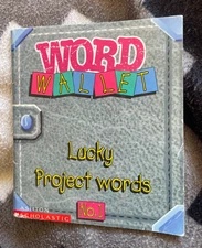 ASHTON SCHOLASTIC. WORD WALLET. LUCKY PROJECT WORDS NO.1 - 10 BY 8.5CM. PAPERBAC