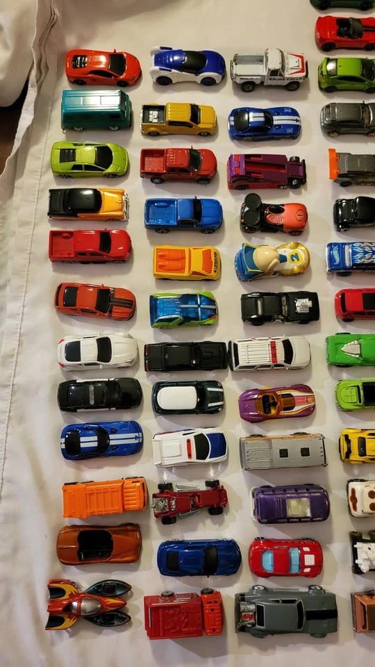 Mega lote de 100 [9 libras] coches de juguete fundidos a presión surtidos (¡Hot Wheels, Maisto y más!) Foto 4 de 4