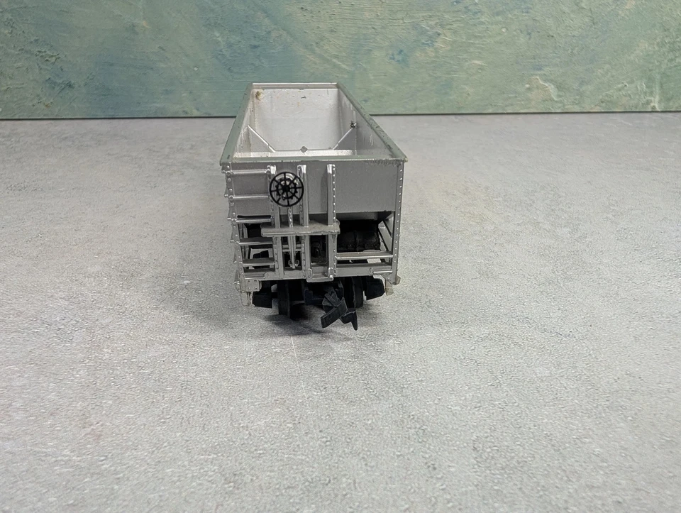USED Tyco HO Scale 2 Bay Operating Hopper Virginian VGN #2106 - Image 2 of 4