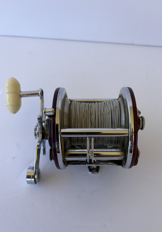 Vintage Penn Peer No. 209 Level Wind Fishing Reel made in USA  Burgandy NICE!