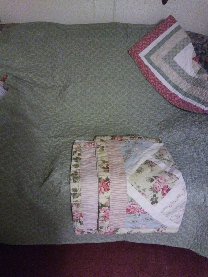 Hecho a mano de colección (?) Edredón de granja de campo 54” x 56” Grn & Burg Borders con 2 fundas Foto 2 de 4