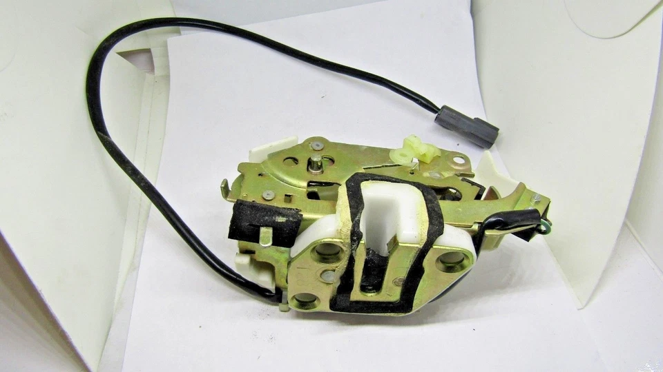 PESTILLO PUERTA GA2M-720310B se adapta 1993-97 MAZDA 626 TRASERO DERECHO LADO PASAJERO NUEVO Foto 3 de 4