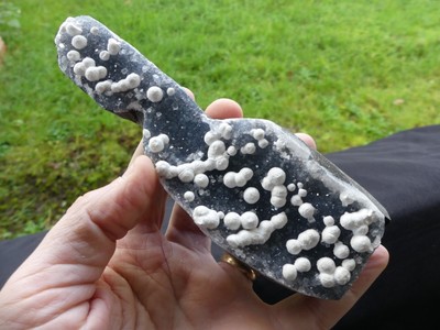 0K02 - OKENITE on AMETHYST - Nashik, Maharashtra (India)