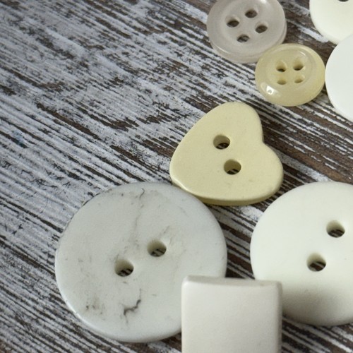 Vintage Unbranded Buttons 29 Counts Mixed Lot, Sizes For Crafting & Sewing CREAM - Picture 3 of 9