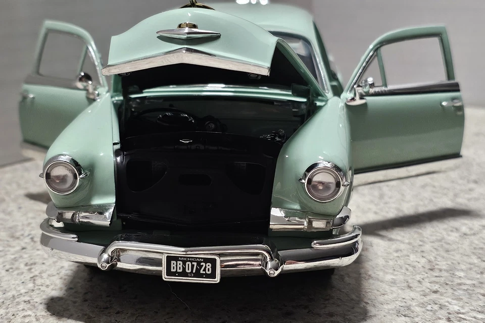 Vntg 2005 Highway 61 1:18 Scale 1953 Kaiser Manhattan Diecast Car - Image 3 of 4