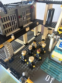 Lego 7744 Town City Police Headquarters 90% Complete With Missing manuals