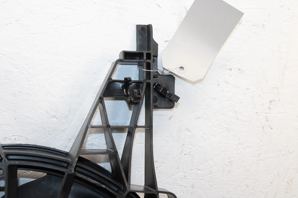 Conjunto de ventilador de radiador Chevrolet Corvette 2005-2013 fabricante de equipamento original MJ37 - Imagem 2 de 4