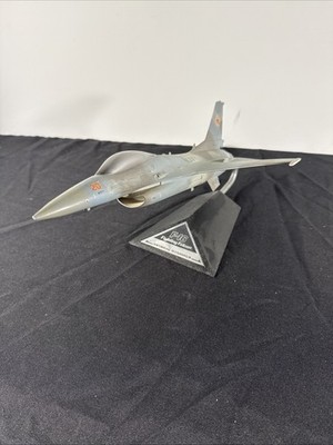 F-16 Fighting Falcon General Dynamics Desk Shelf Model US Air Force 14'' Long