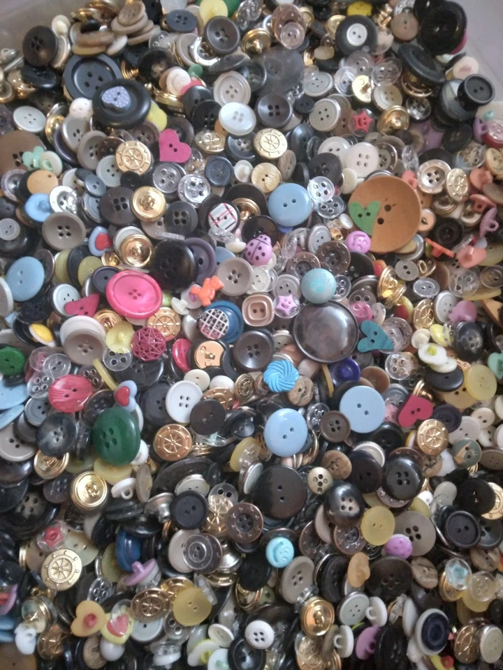 300 g Knöpfe Konvolut - viele Farben u. Größen, Zufallsmischung neue und alte - Bild 2 von 2