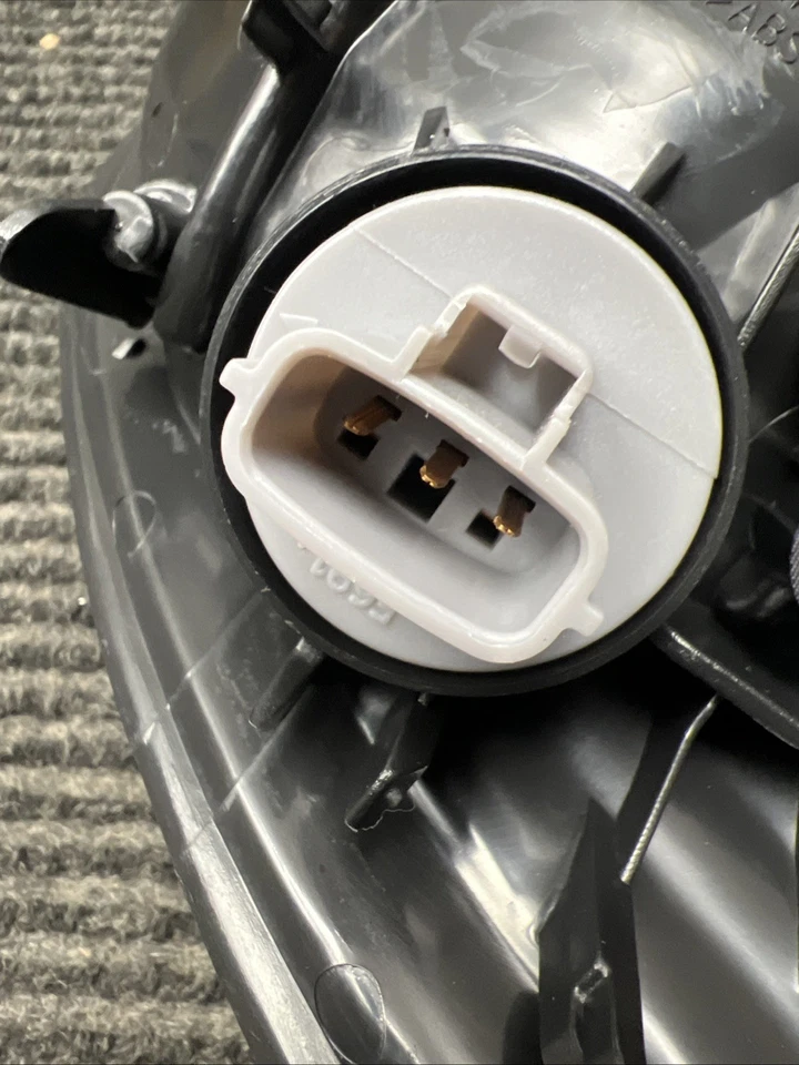 Turn Signal Light Assy  TYC  18-5477-00 - Image 3 of 4