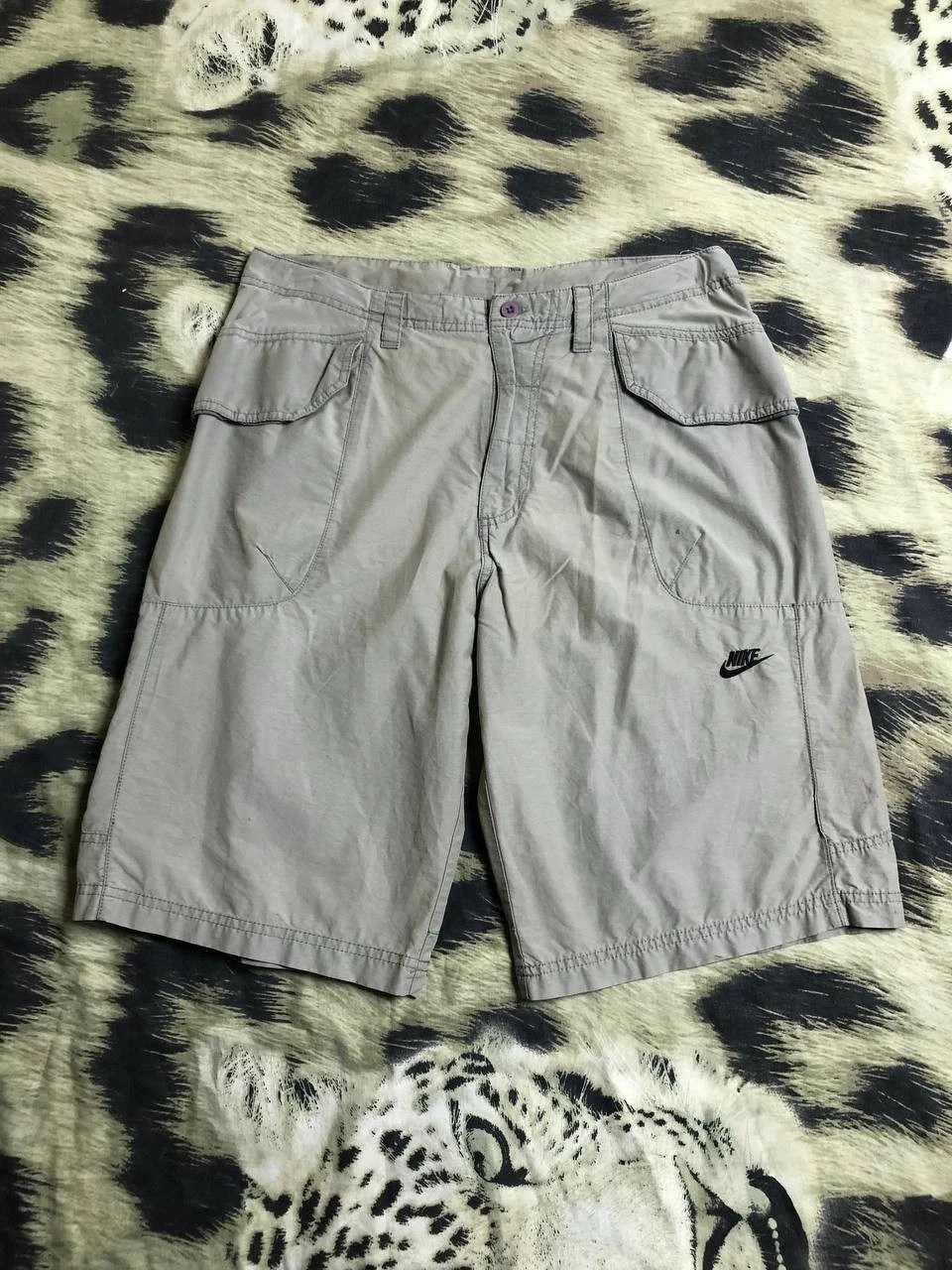 Nike Men's Shorts Size M Cargo Zipper Pockets Logo