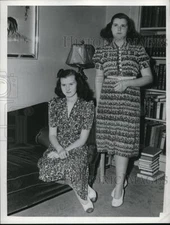 1939 Press Photo Betty and Anne Farley