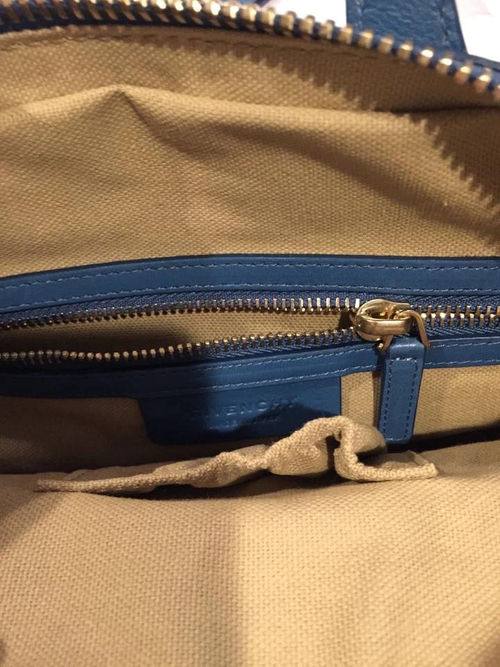 ¡USADO!! GIVENCHY - MENSAJERO RUISEÑOR CUERO DE BECERRO COLOR AZUL MEDIO Foto 3 de 4