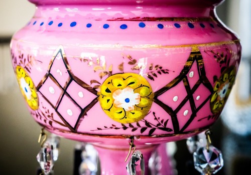 Par de lustres antiguos decorados en dorado con estuche de vidrio rosa con prismas de cristal - Imagen 3 de 10