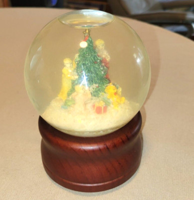 O Christmas Tree musical snow globe on nice wood base