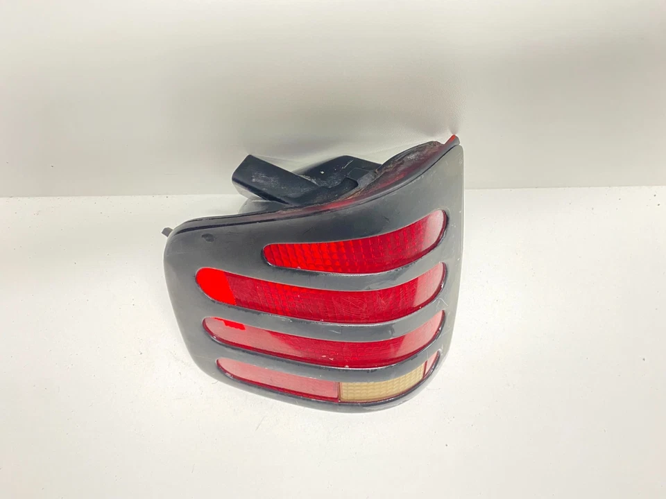 94-03 ISUZU HOMBRE LUZ TRASERA IZQUIERDA LADO CONDUCTOR LUZ TRASERA CON BISEL OEM, 16516093 Foto 3 de 4