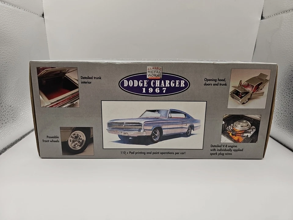 Carro Dodge Charger fundido prata vintage 1 de 4999 Classic Metal Works 1967 1:24 - Imagem 2 de 4