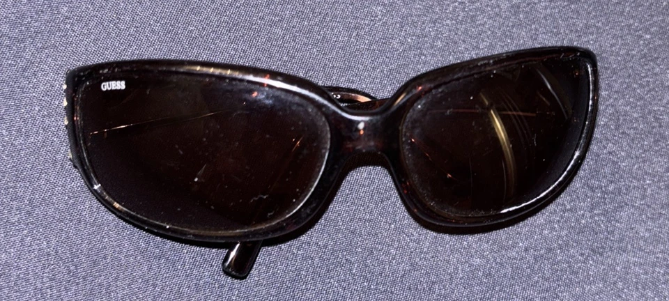 Gafas de sol Guess para mujer GU 6269 BRN-1A marrón con estrás envolventes Foto 4 de 4