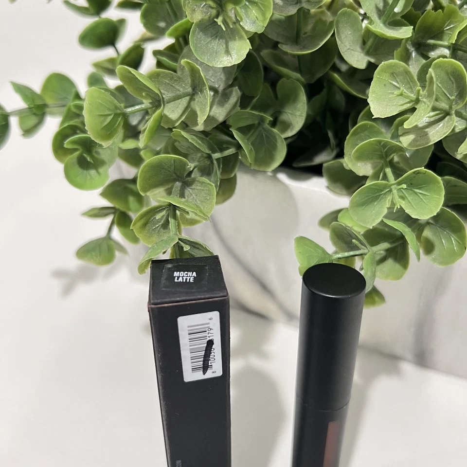 Crema labial acogedora de gamuza Makeup By Mario Ultra - MOCHA LATTE - 32 ml/0,10 fl oz Foto 2 de 4