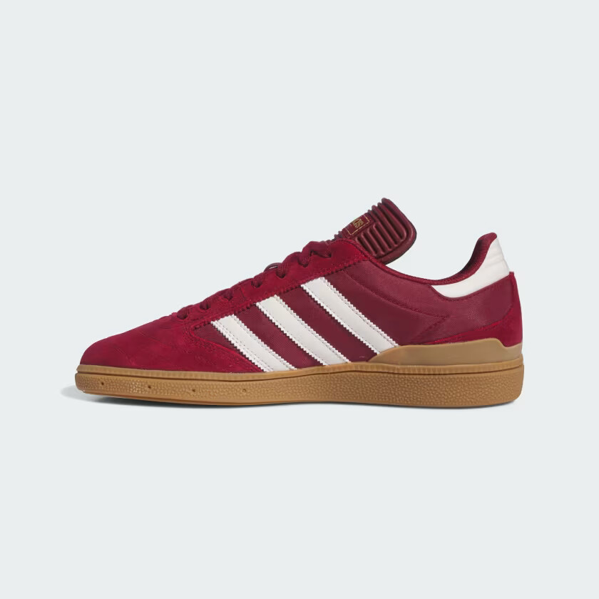 МУЖСКИЕ КРОССОВКИ ADIDAS BUSENITZ IE0948 Collegiate бордового цвета / Белый как мел / Золотой металлик