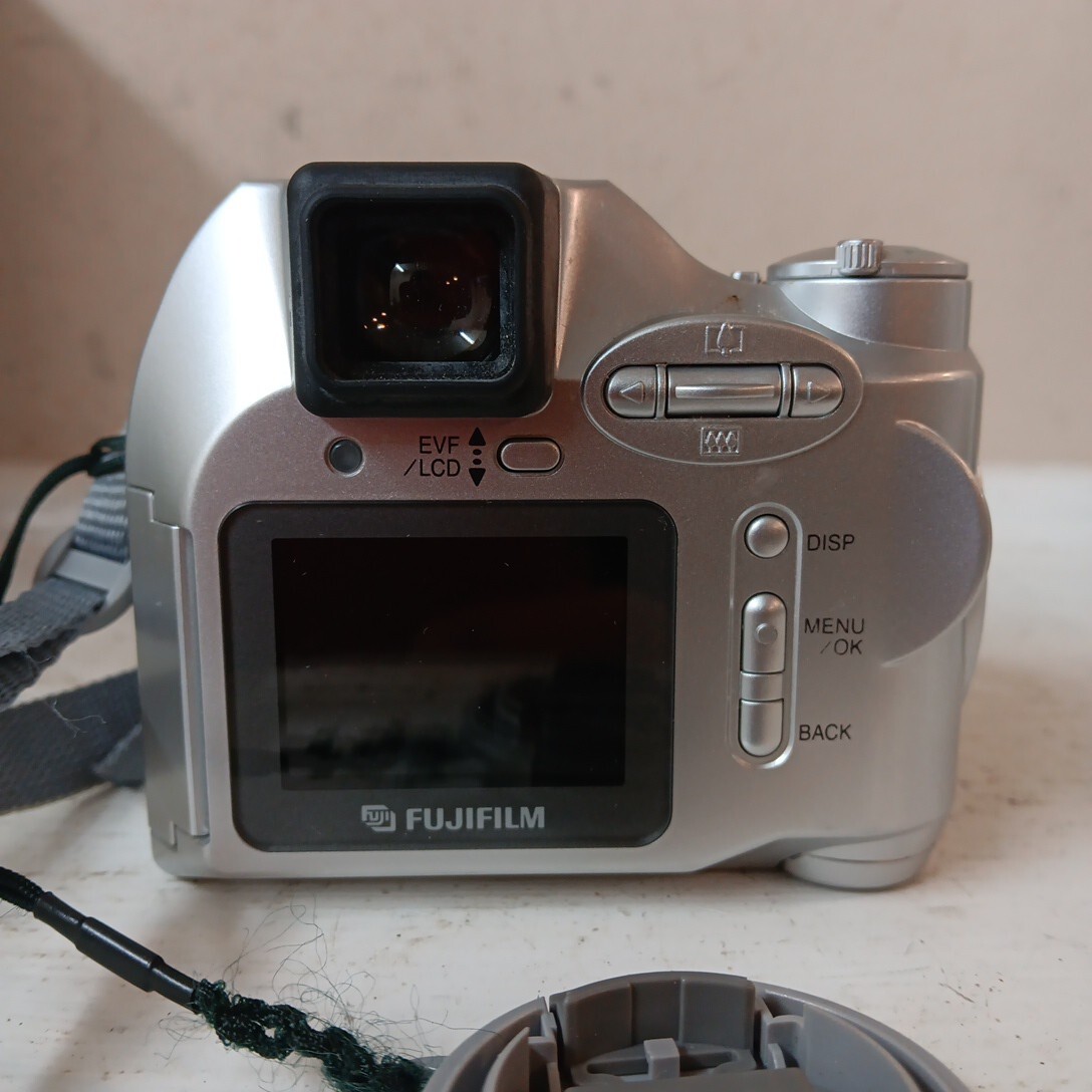Fujifilm Finepix 2800 Zoom Digital Camera 2.1 MP with Box. Hand Strap