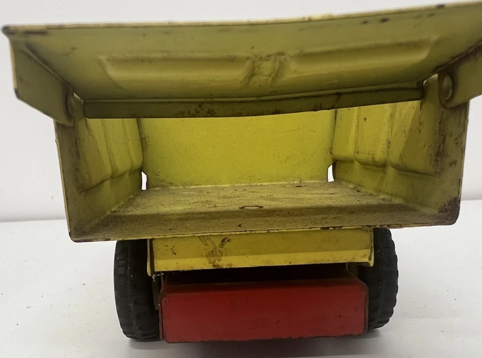 STRUCTO  1960'S 9" Red DUMP TRUCK YELLOW BED -STEEL - - Image 4 of 4