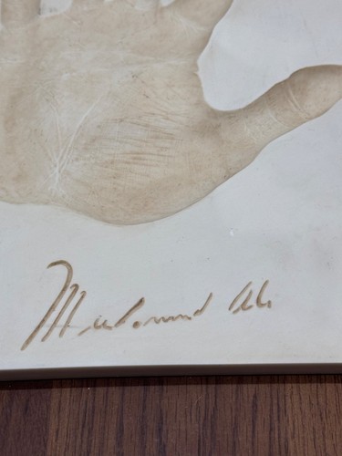 Placa fundida a mano Muhammad Ali con firma y guantes de boxeo dorados 10x15" LEER - Imagen 6 de 11