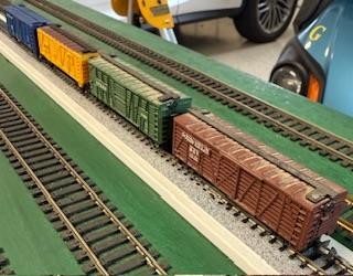 N Scale a group of 4 various brand Stock cars with Rapido couplers - Picture 1 of 1