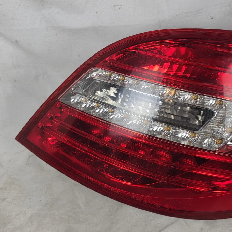 Оригинальный задний фонарь для правостороннего пассажира 2011–2012 MERCEDES-BENZ R350 W251 A2518202064 - Изображение 2 из 4