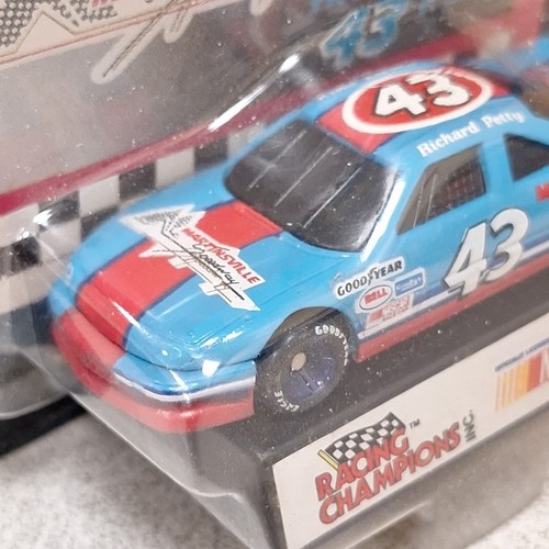 Richard Petty 1992 Goody's 500 Martinsville Speedway Nascar 1/64 Diecast - Picture 11 of 11