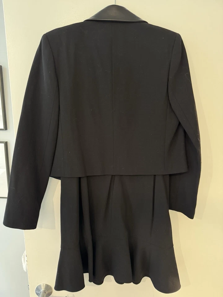 Conjunto de traje de vestir negro para mujer Ralph Lauren Collection con ribete de cuero 10/12 Foto 2 de 4