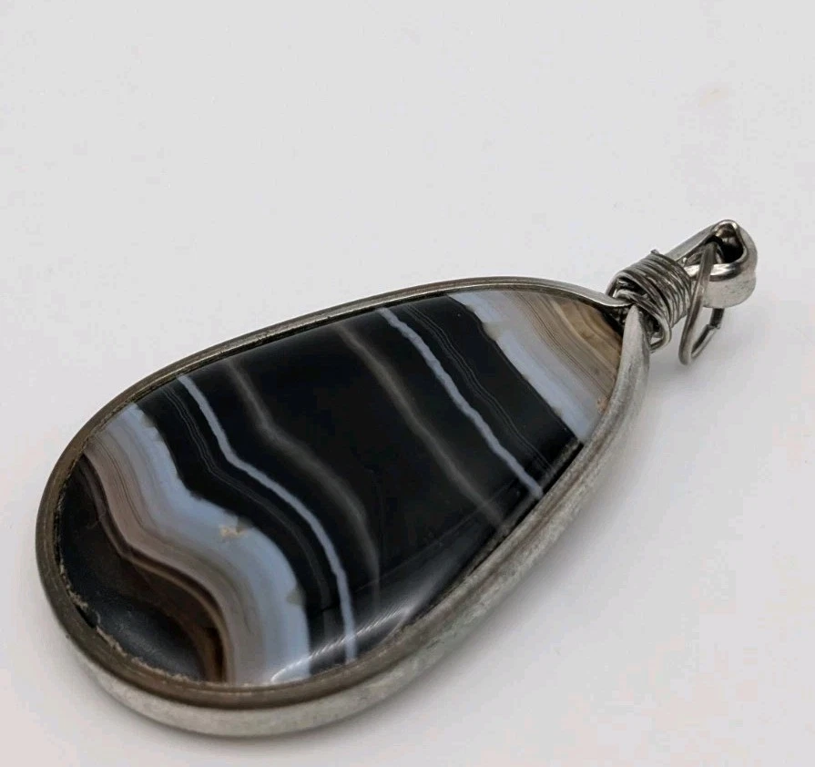 Colgante de ágata con bandas hechas a mano envuelto en alambre negro marrón a rayas piedras preciosas boho Foto 3 de 4
