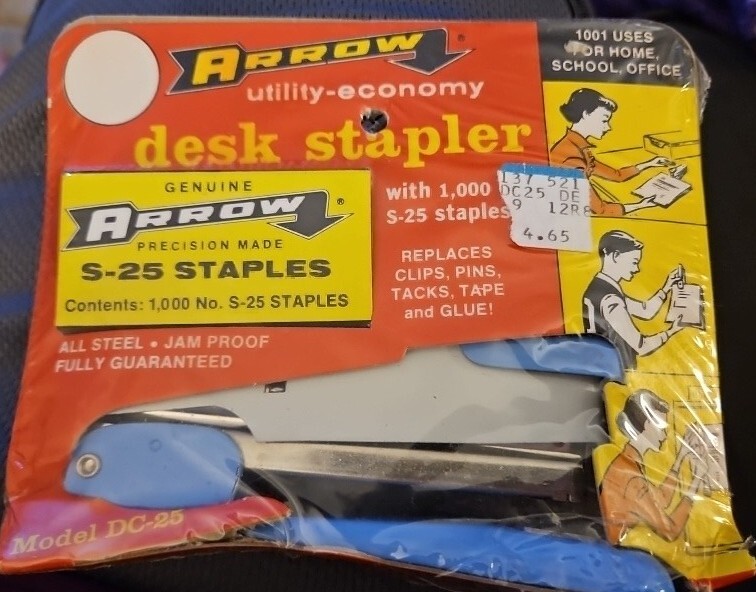 New-old-stock Arrow DC-25 hand stapler — the kind of thing that ships from a hardware store that closed in 1987 and never opened.